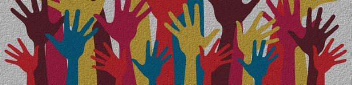 forêt de mains multicolores symbolisant l'engagement associatif